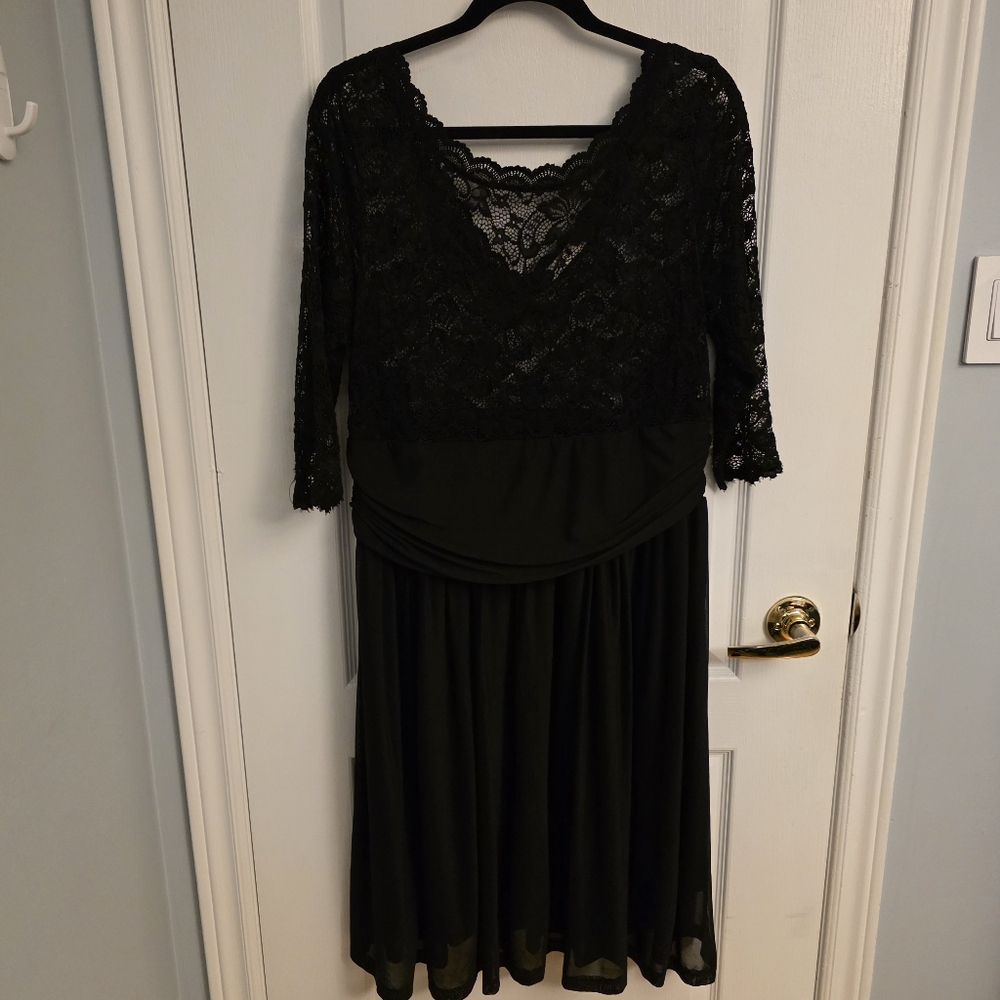 Dilanni | Women's Plus Size | V-Neck Midi Dress With Lace | Black | 1X